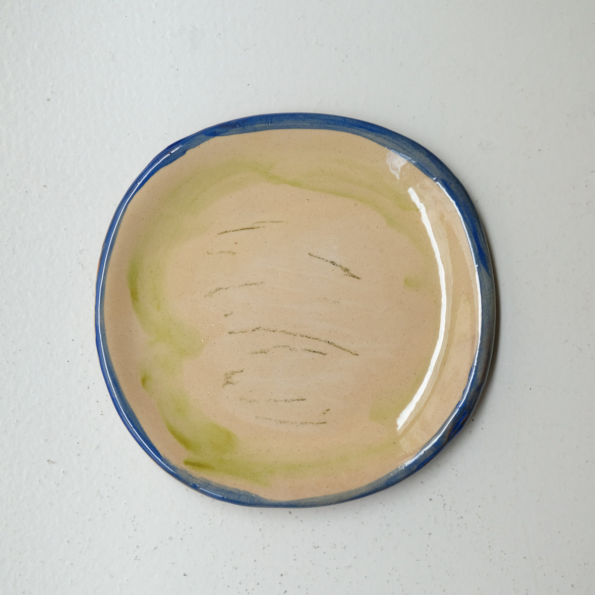 Assiette A26HB21 en faïence rouge D 19,5cm - Multicolore chez Brutal Ceramics