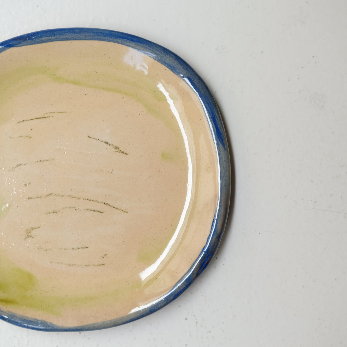 Assiette A26HB21 en faïence rouge D 19,5cm - Multicolore chez Brutal Ceramics
