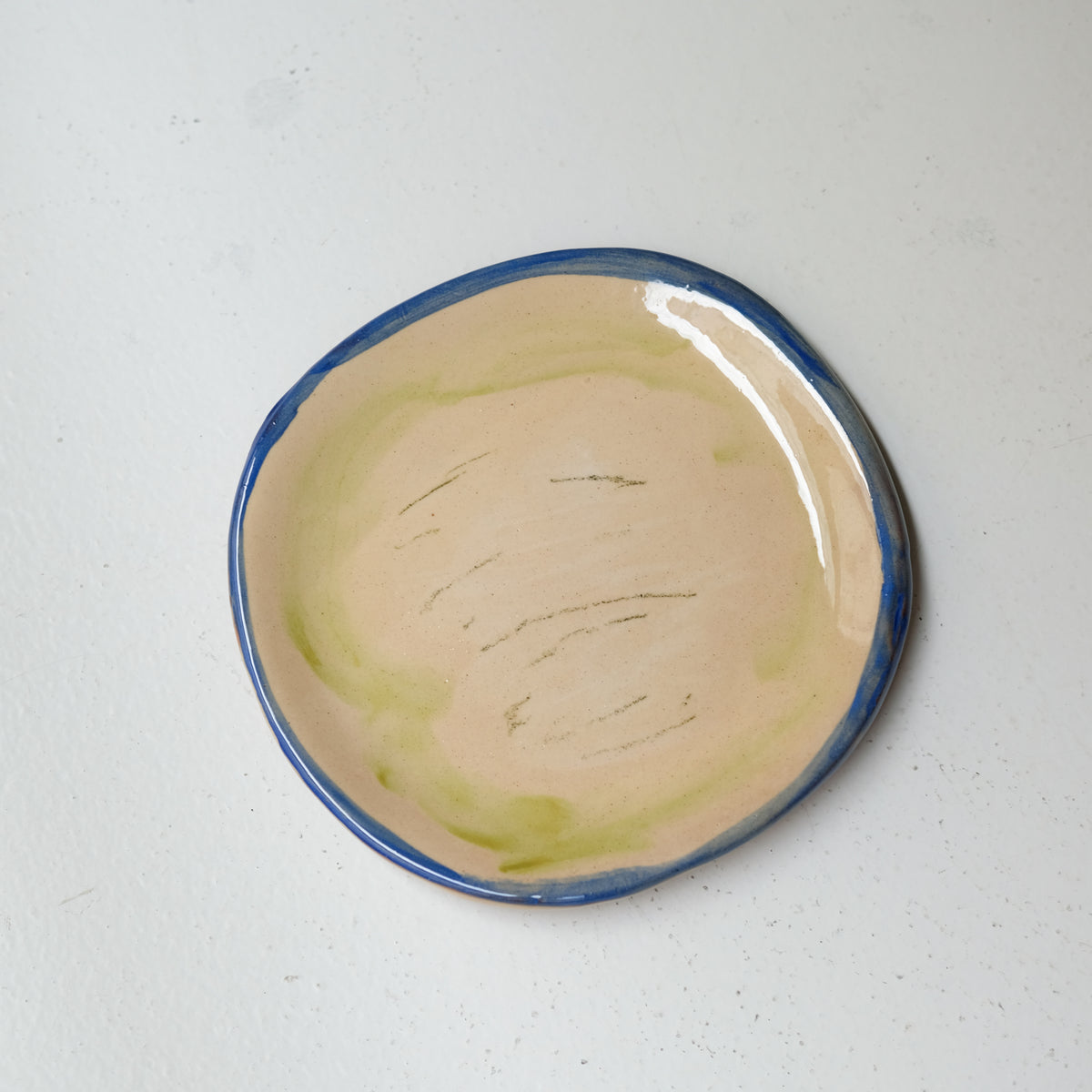 Assiette A26HB21 en faïence rouge D 19,5cm - Multicolore chez Brutal Ceramics