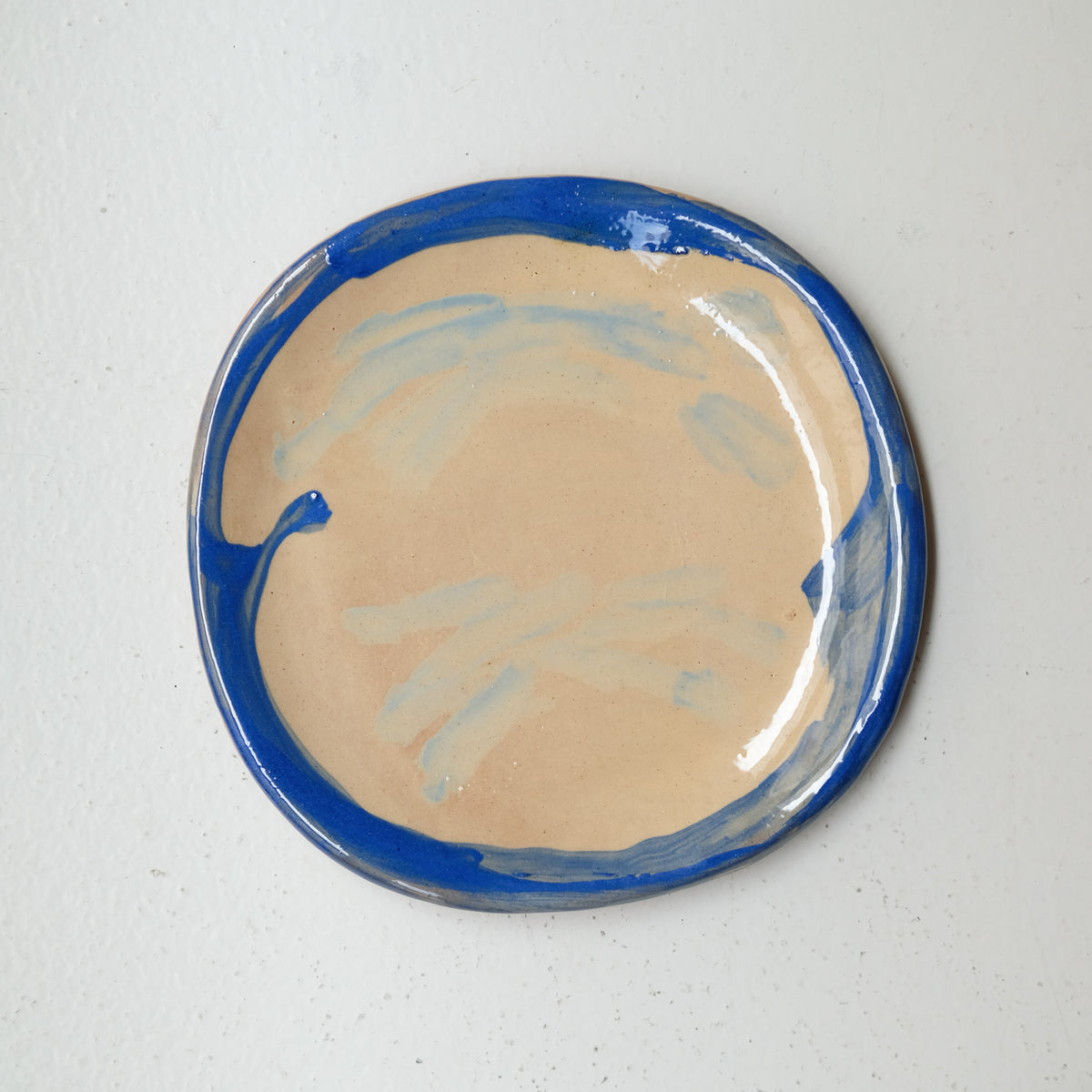 Assiette A26HB22 en faïence rouge D 19,5cm - Multicolore chez Brutal Ceramics