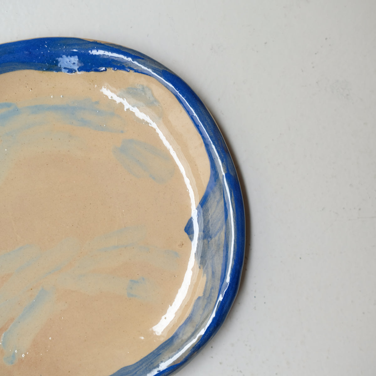 Assiette A26HB22 en faïence rouge D 19,5cm - Multicolore chez Brutal Ceramics