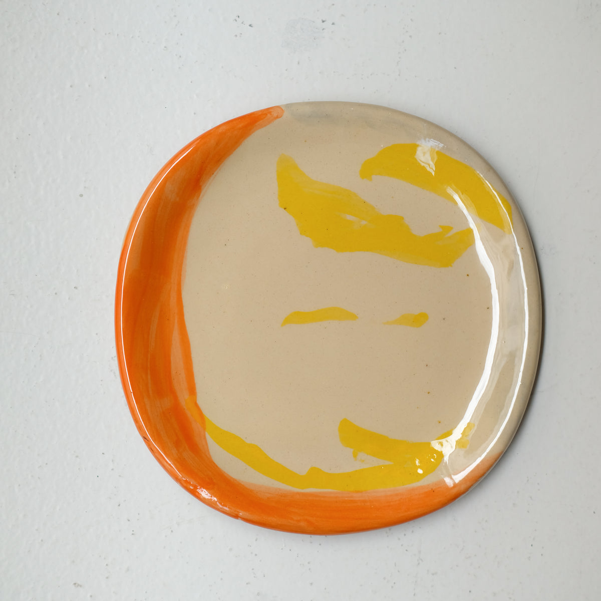 Assiette A26HB23 en faïence rouge D 19,5cm - Multicolore chez Brutal Ceramics