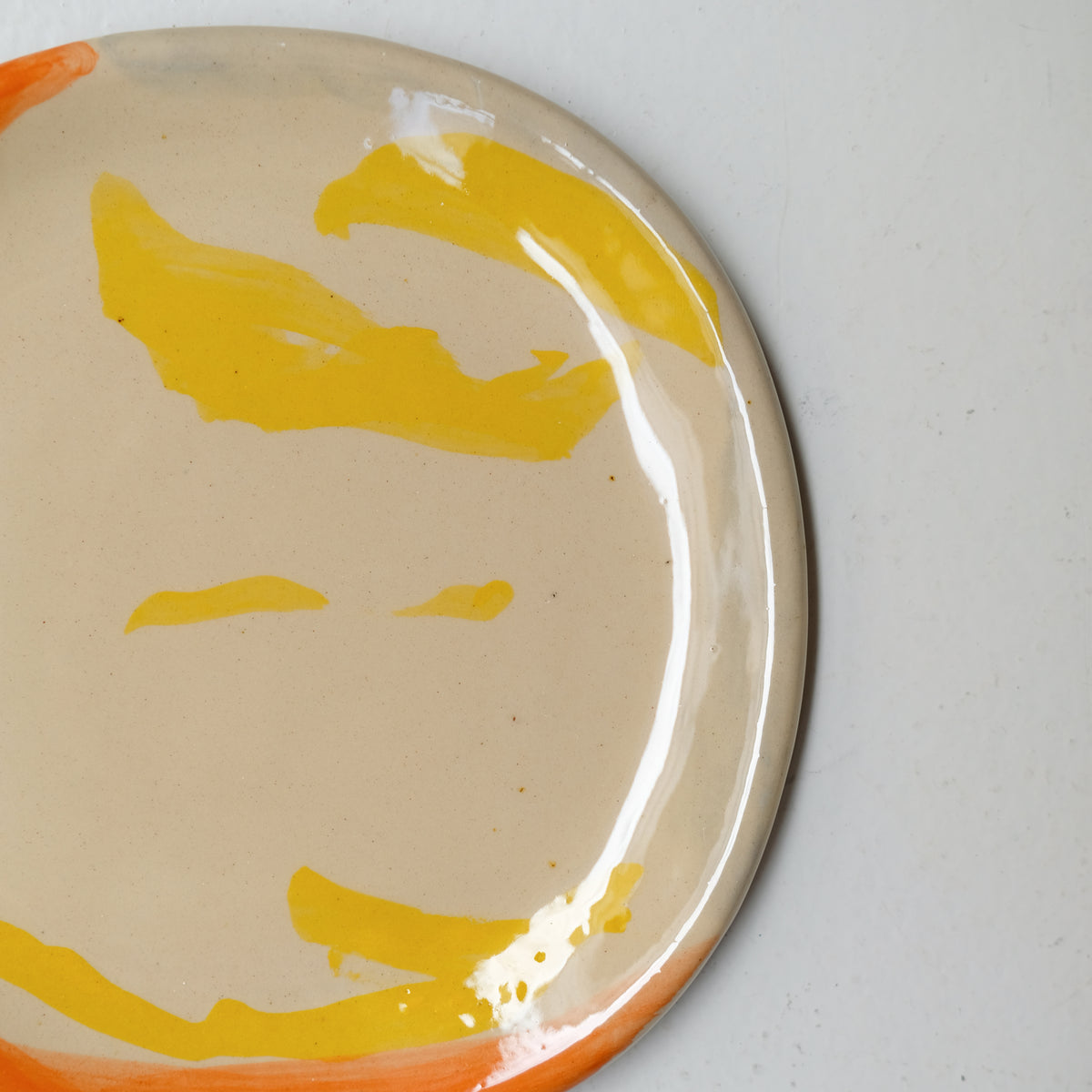 Assiette A26HB23 en faïence rouge D 19,5cm - Multicolore chez Brutal Ceramics