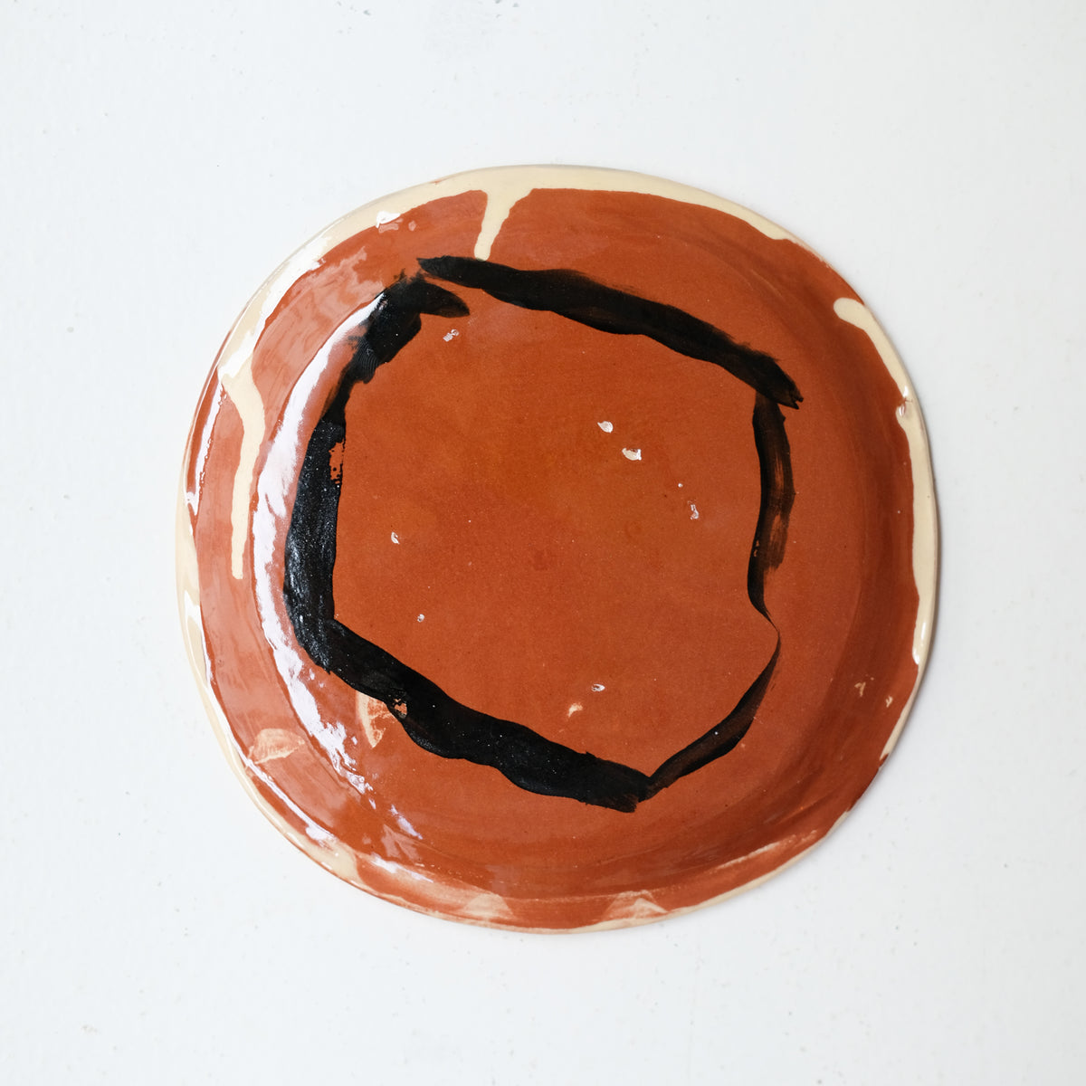 Assiette A26HB23 en faïence rouge D 19,5cm - Multicolore chez Brutal Ceramics