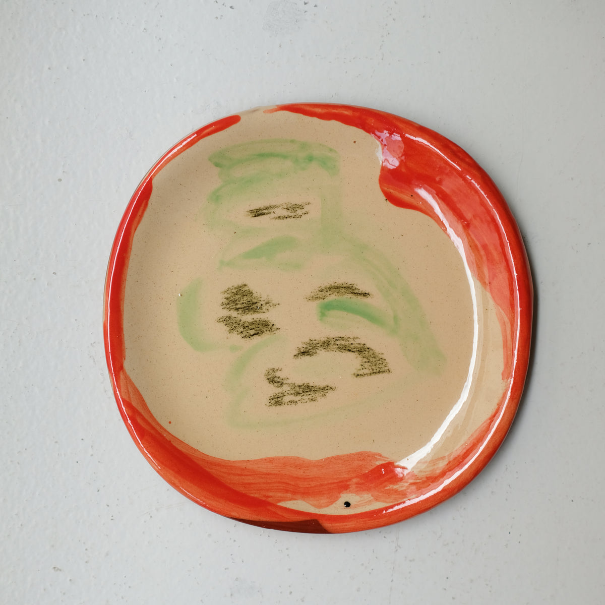 Assiette A26HB24 en faïence rouge D 19,5cm - Multicolore chez Brutal Ceramics