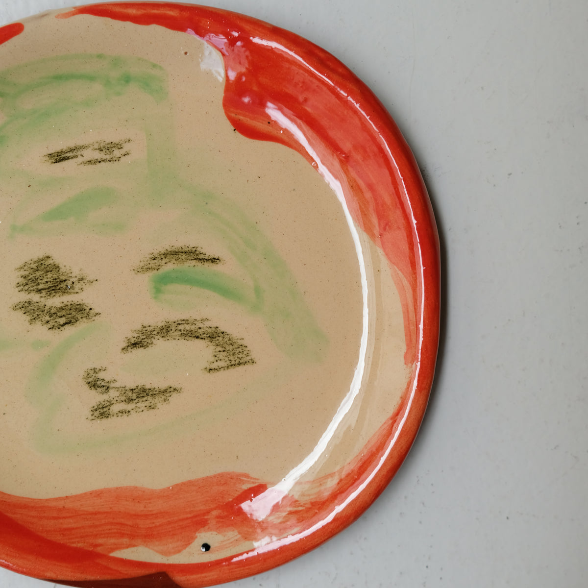 Assiette A26HB24 en faïence rouge D 19,5cm - Multicolore chez Brutal Ceramics