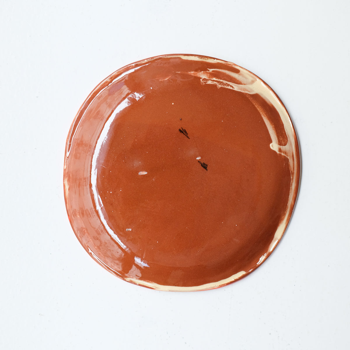 Assiette A26HB24 en faïence rouge D 19,5cm - Multicolore chez Brutal Ceramics