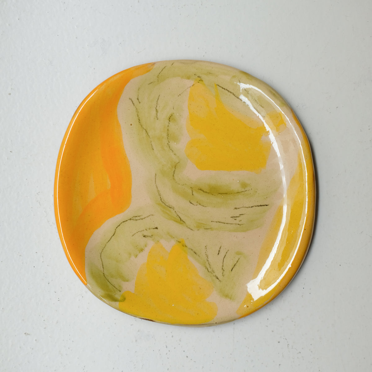 Assiette A26HB25 en faïence rouge D 19,5cm - Multicolore chez Brutal Ceramics