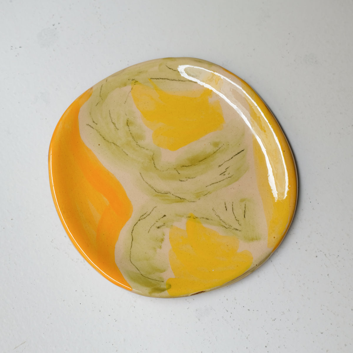 Assiette A26HB25 en faïence rouge D 19,5cm - Multicolore chez Brutal Ceramics