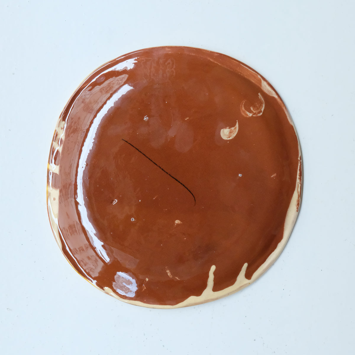 Assiette A26HB25 en faïence rouge D 19,5cm - Multicolore chez Brutal Ceramics