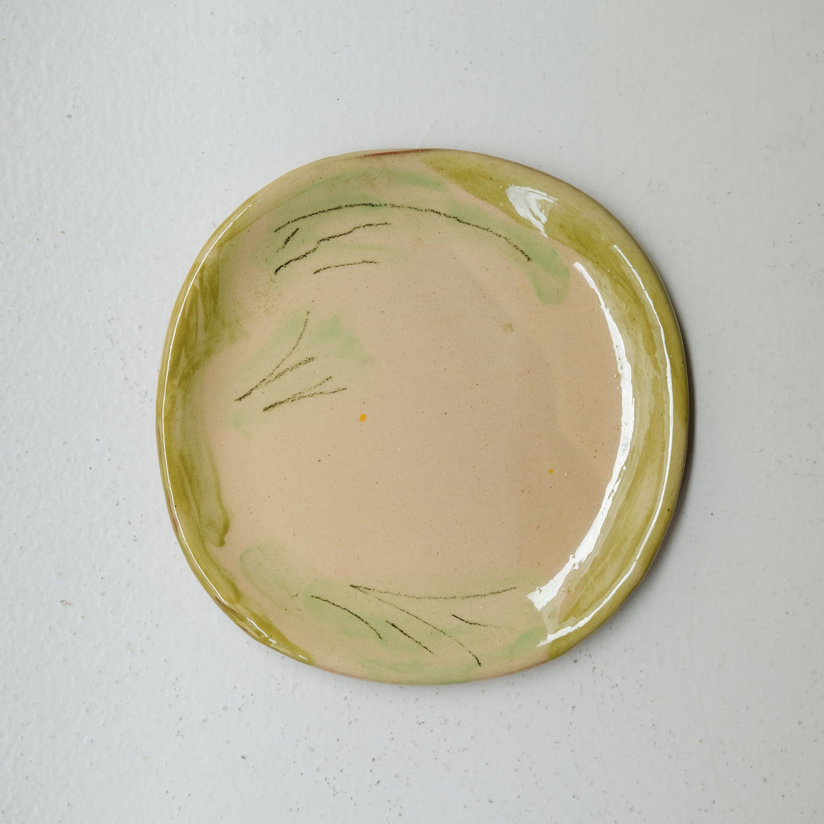 Assiette A26HB27 en faïence rouge D 19,5cm - Multicolore chez Brutal Ceramics