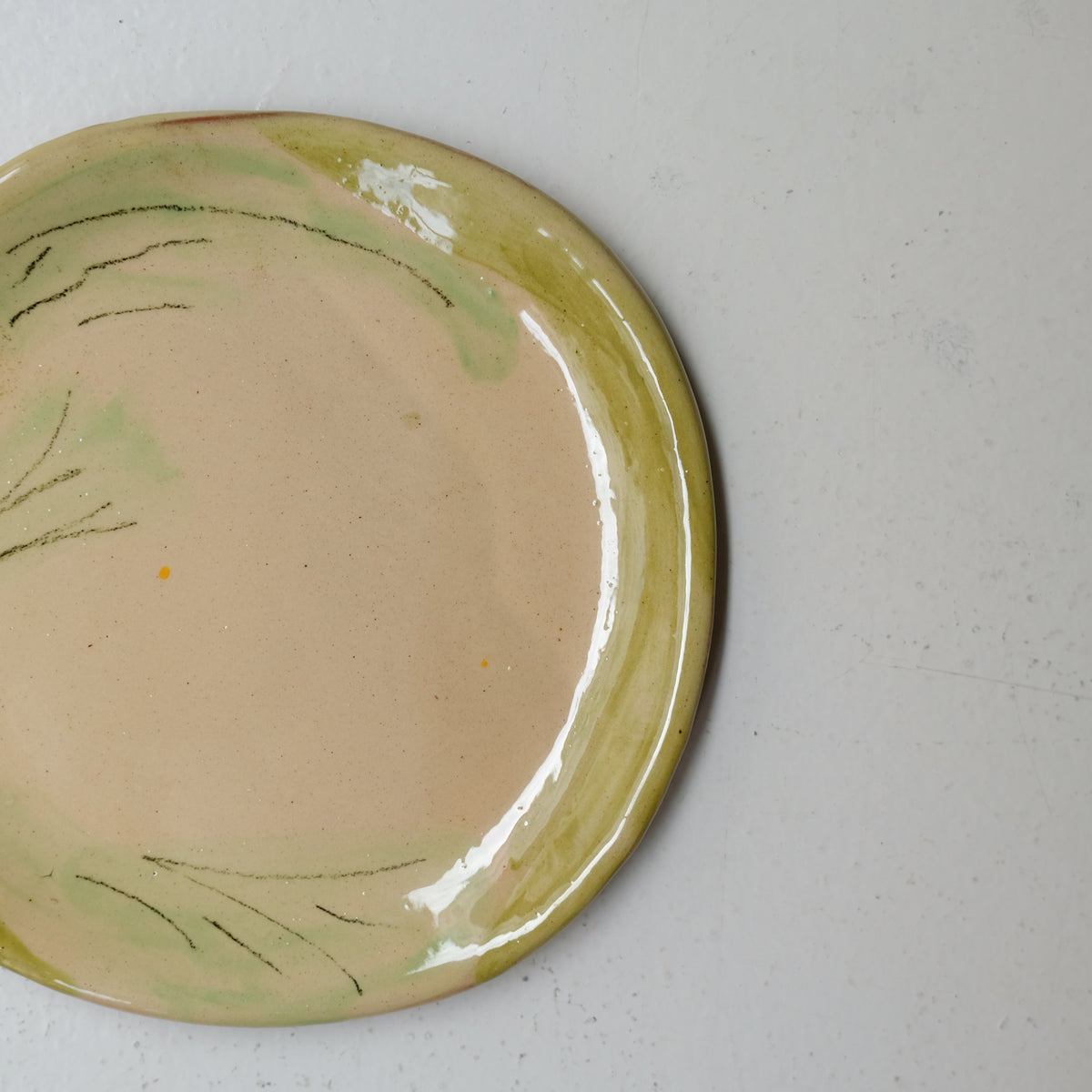 Assiette A26HB27 en faïence rouge D 19,5cm - Multicolore chez Brutal Ceramics