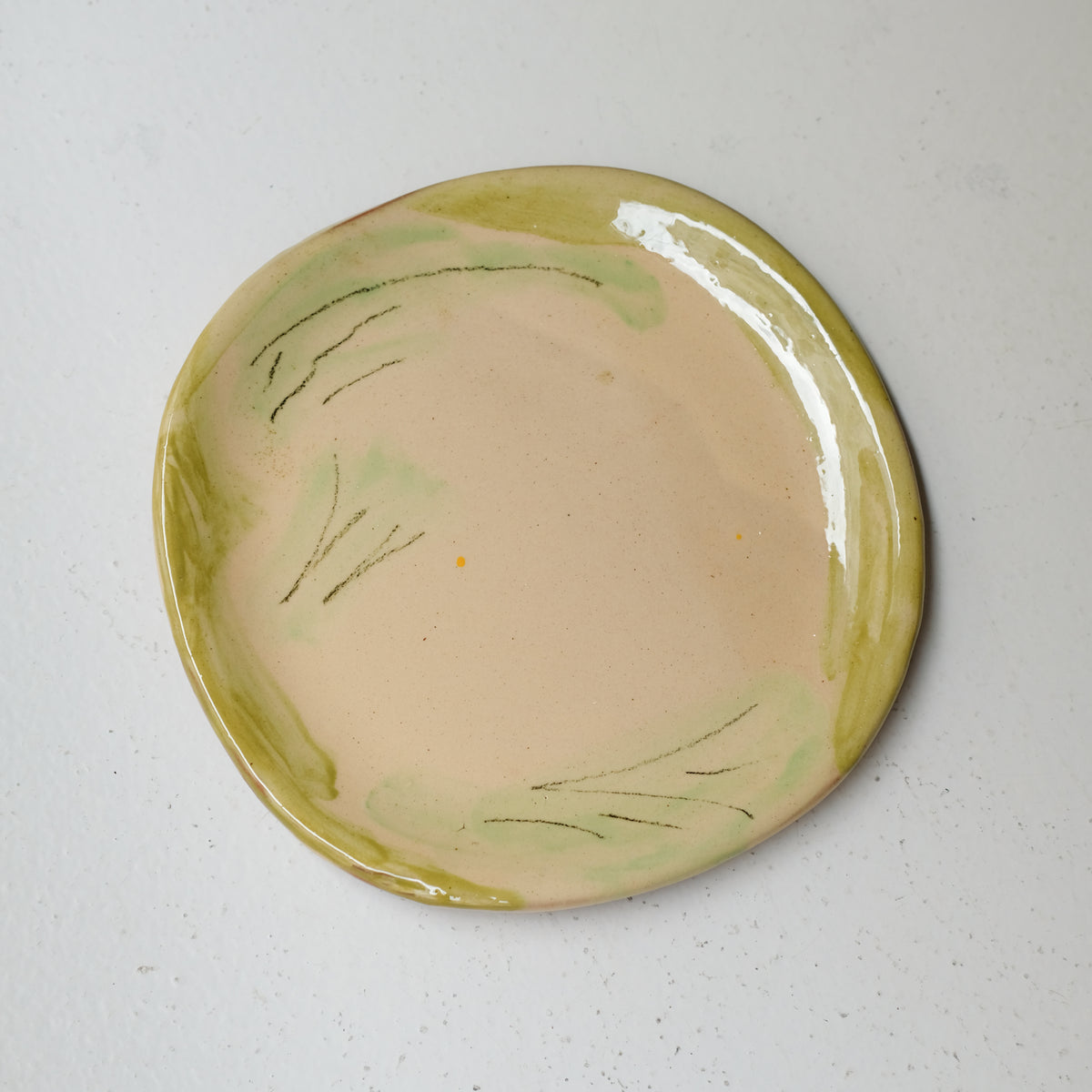 Assiette A26HB27 en faïence rouge D 19,5cm - Multicolore chez Brutal Ceramics