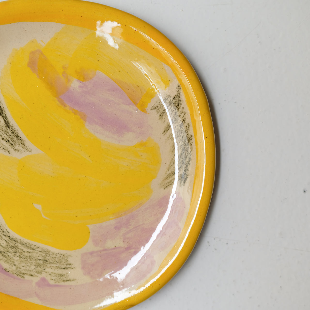 Assiette A26HB28 en faïence rouge D 19,5cm - Multicolore chez Brutal Ceramics
