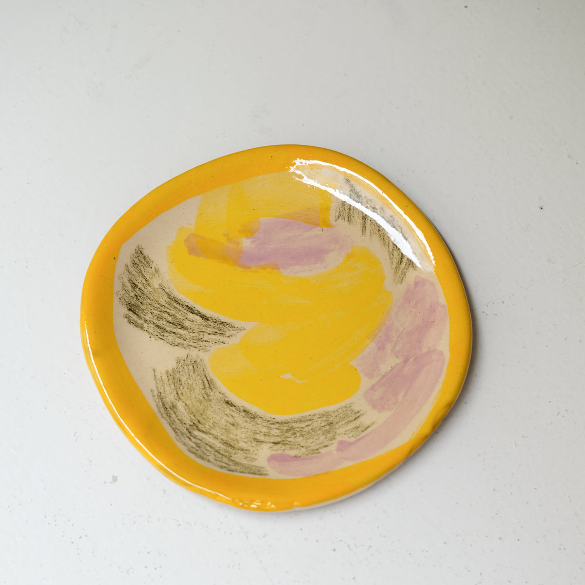 Assiette A26HB28 en faïence rouge D 19,5cm - Multicolore chez Brutal Ceramics