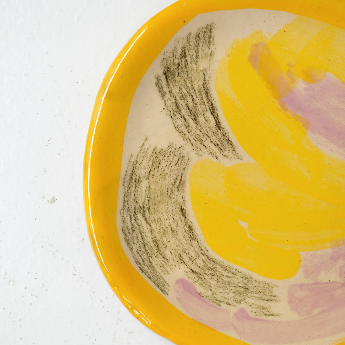 Assiette A26HB28 en faïence rouge D 19,5cm - Multicolore chez Brutal Ceramics