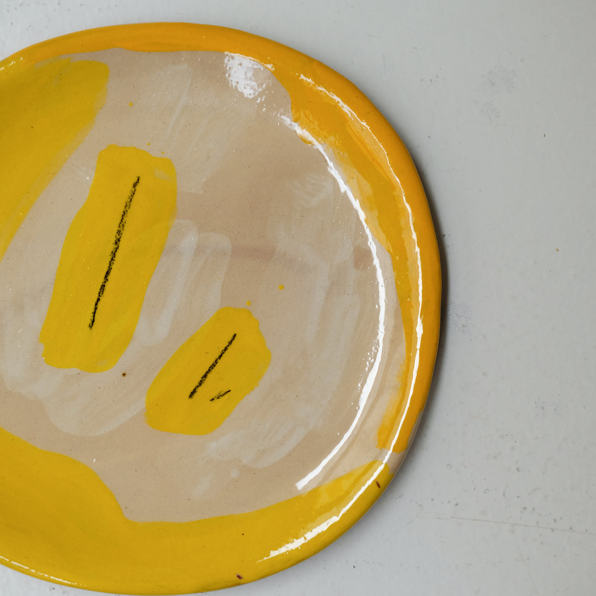 Assiette A26HB29 en faïence rouge D 19,5cm - Multicolore chez Brutal Ceramics