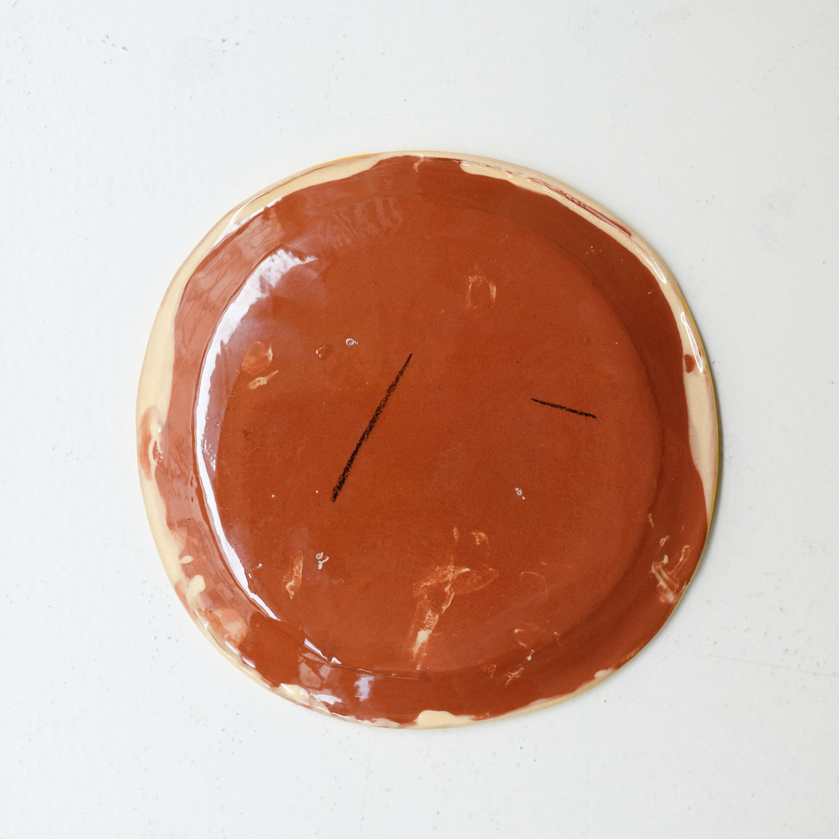 Assiette A26HB29 en faïence rouge D 19,5cm - Multicolore chez Brutal Ceramics