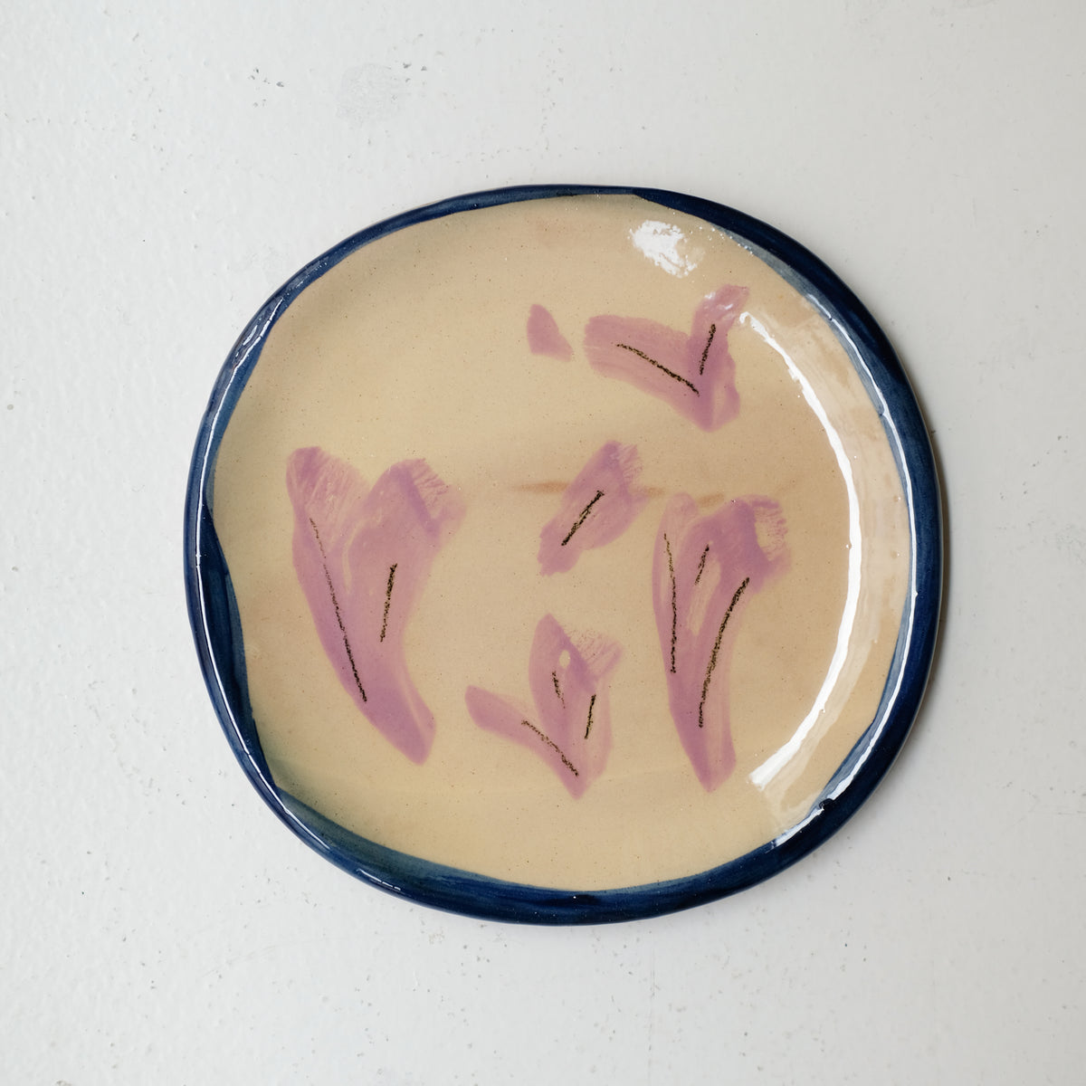 Assiette A26HB30 en faïence rouge D 19,5cm - Multicolore chez Brutal Ceramics