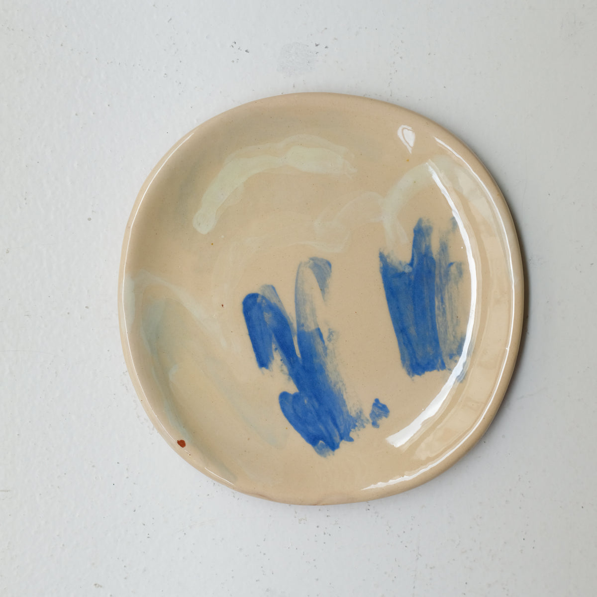 Assiette A26HB31 en faïence rouge D 19,5cm - Multicolore chez Brutal Ceramics