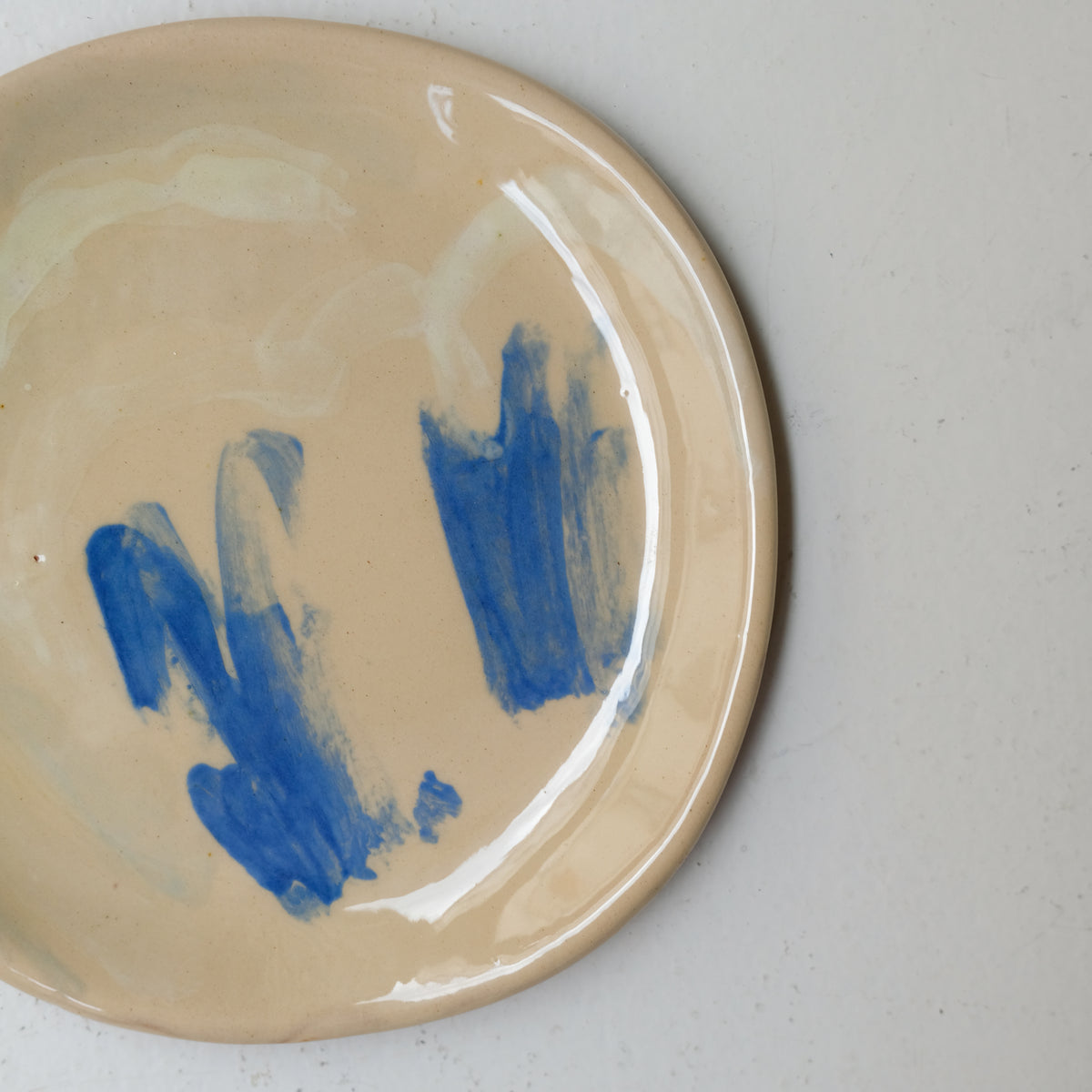 Assiette A26HB31 en faïence rouge D 19,5cm - Multicolore chez Brutal Ceramics