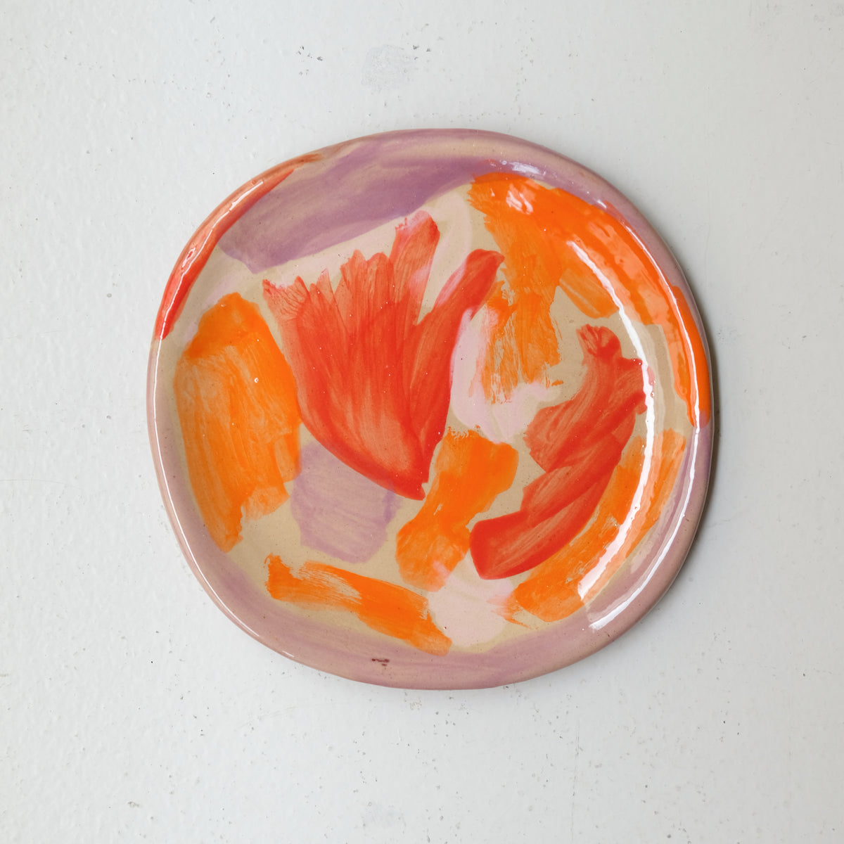 Assiette A26HB32 en faïence rouge D 19,5cm - Multicolore chez Brutal Ceramics