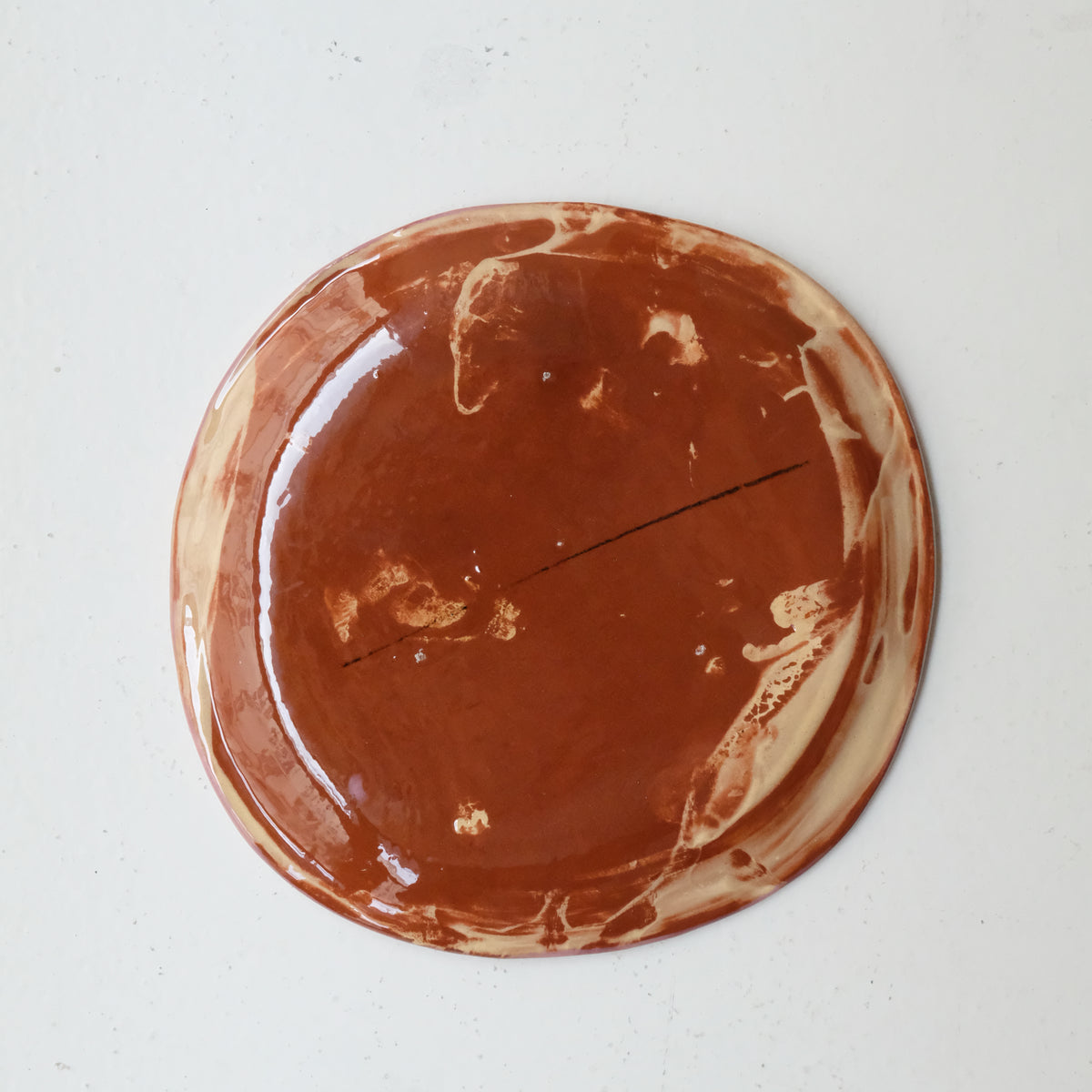 Assiette A26HB32 en faïence rouge D 19,5cm - Multicolore chez Brutal Ceramics
