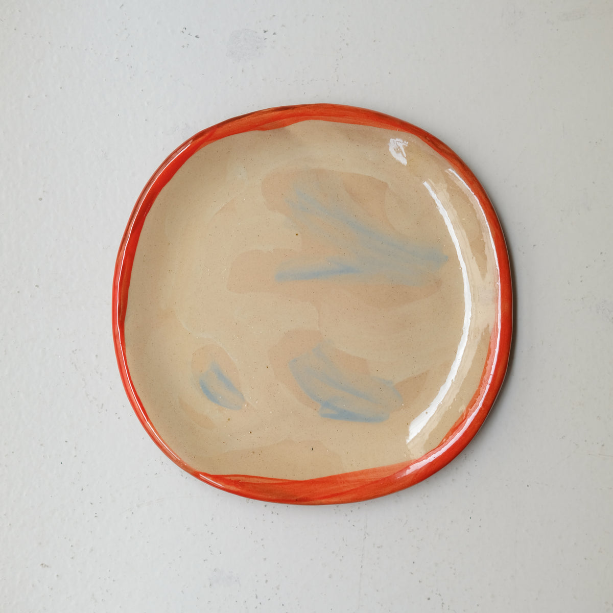 Assiette A26HB33 en faïence rouge D 19,5cm - Multicolore chez Brutal Ceramics