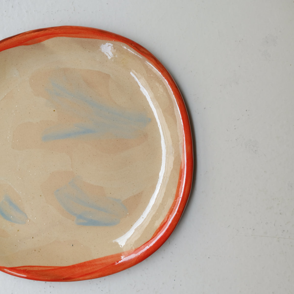 Assiette A26HB33 en faïence rouge D 19,5cm - Multicolore chez Brutal Ceramics