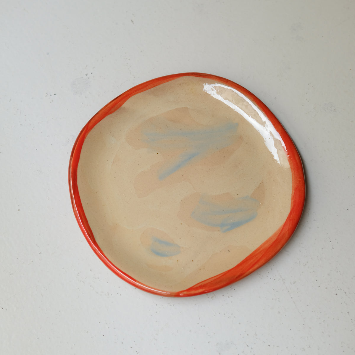 Assiette A26HB33 en faïence rouge D 19,5cm - Multicolore chez Brutal Ceramics