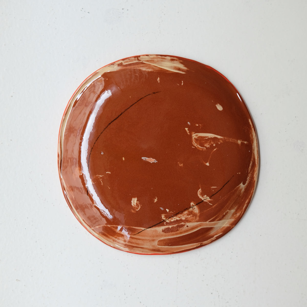Assiette A26HB33 en faïence rouge D 19,5cm - Multicolore chez Brutal Ceramics