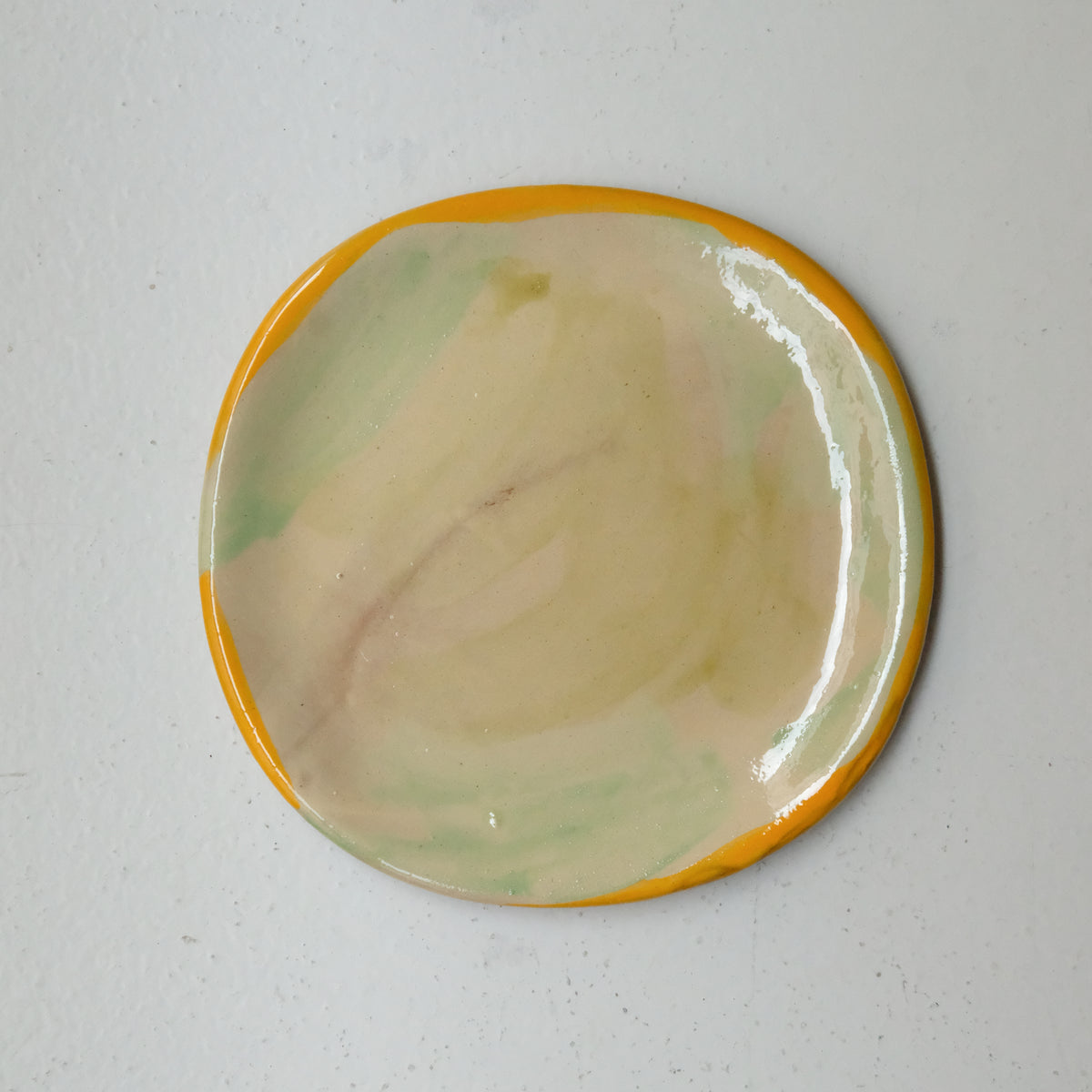 Assiette A26HB34 en faïence rouge D 19,5cm - Multicolore chez Brutal Ceramics