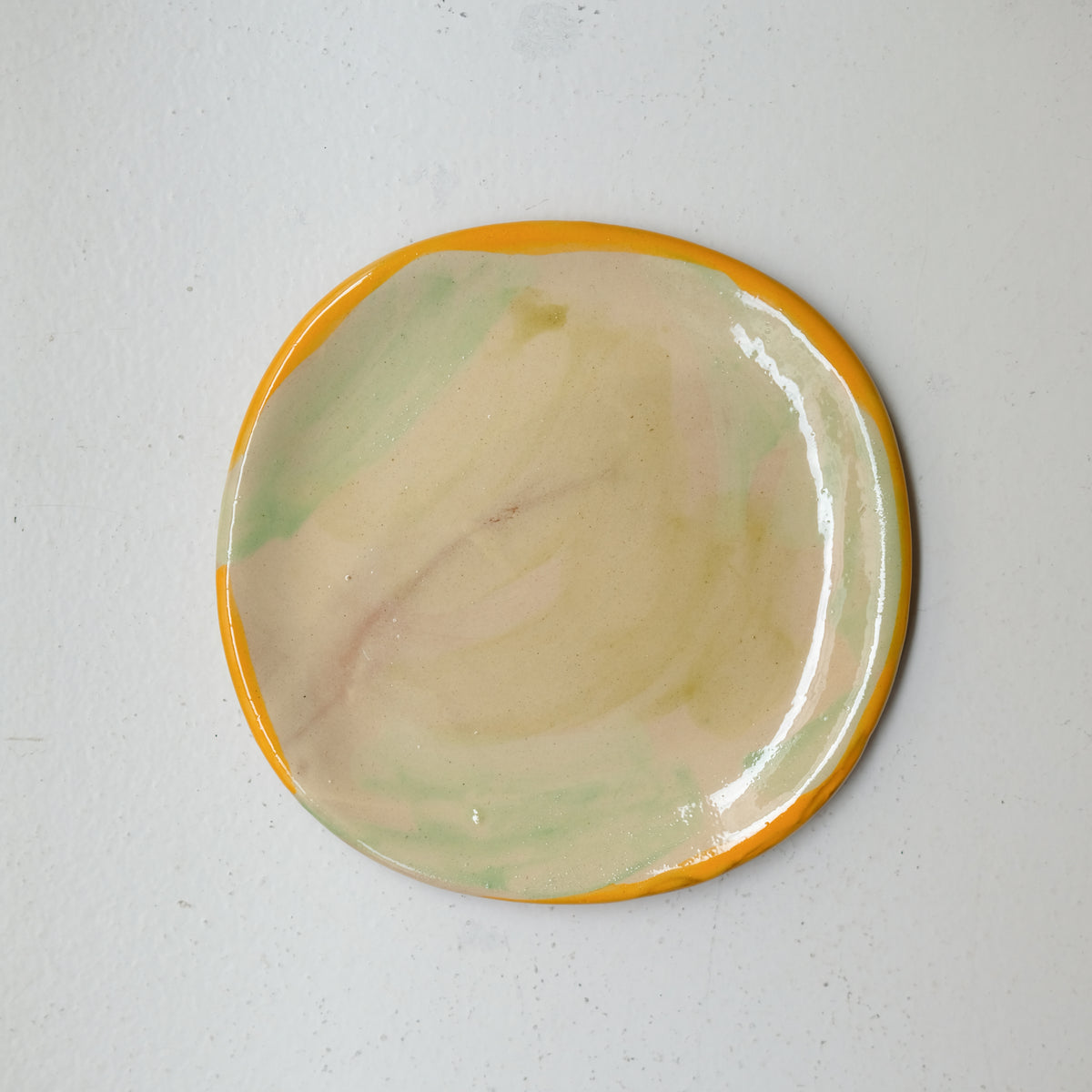 Assiette A26HB34 en faïence rouge D 19,5cm - Multicolore chez Brutal Ceramics
