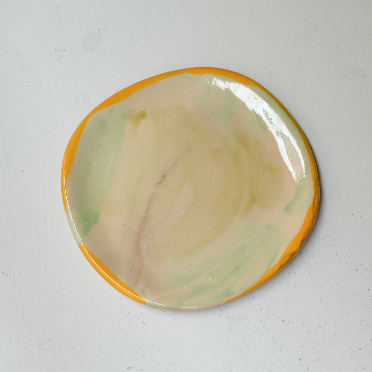 Assiette A26HB34 en faïence rouge D 19,5cm - Multicolore chez Brutal Ceramics