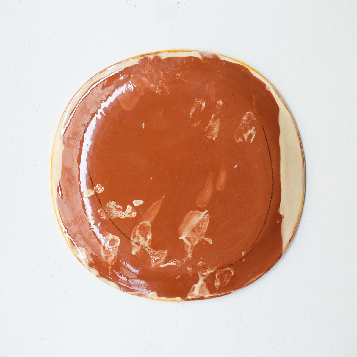 Assiette A26HB34 en faïence rouge D 19,5cm - Multicolore chez Brutal Ceramics
