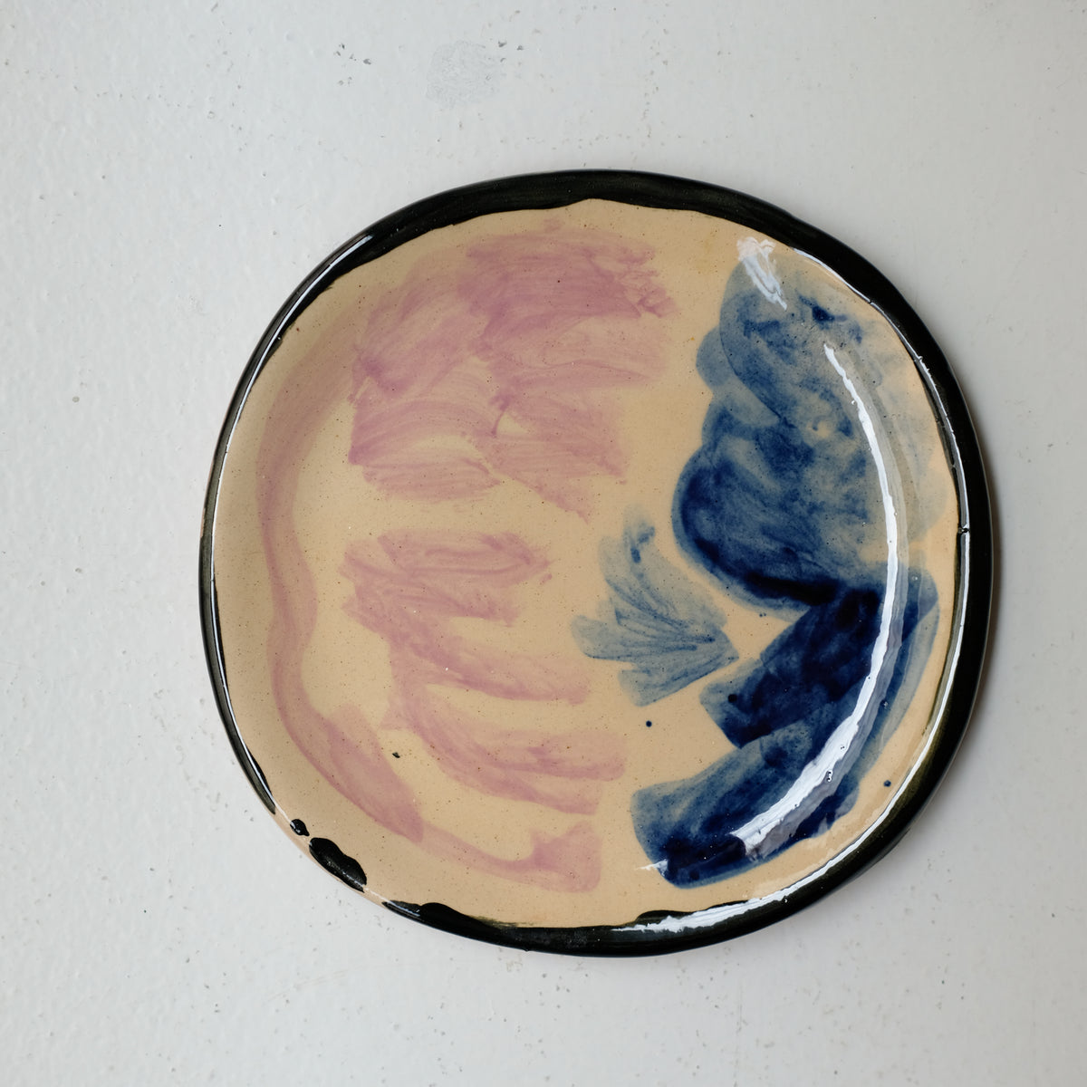 Assiette A26HB35 en faïence rouge D 19,5cm - Multicolore chez Brutal Ceramics