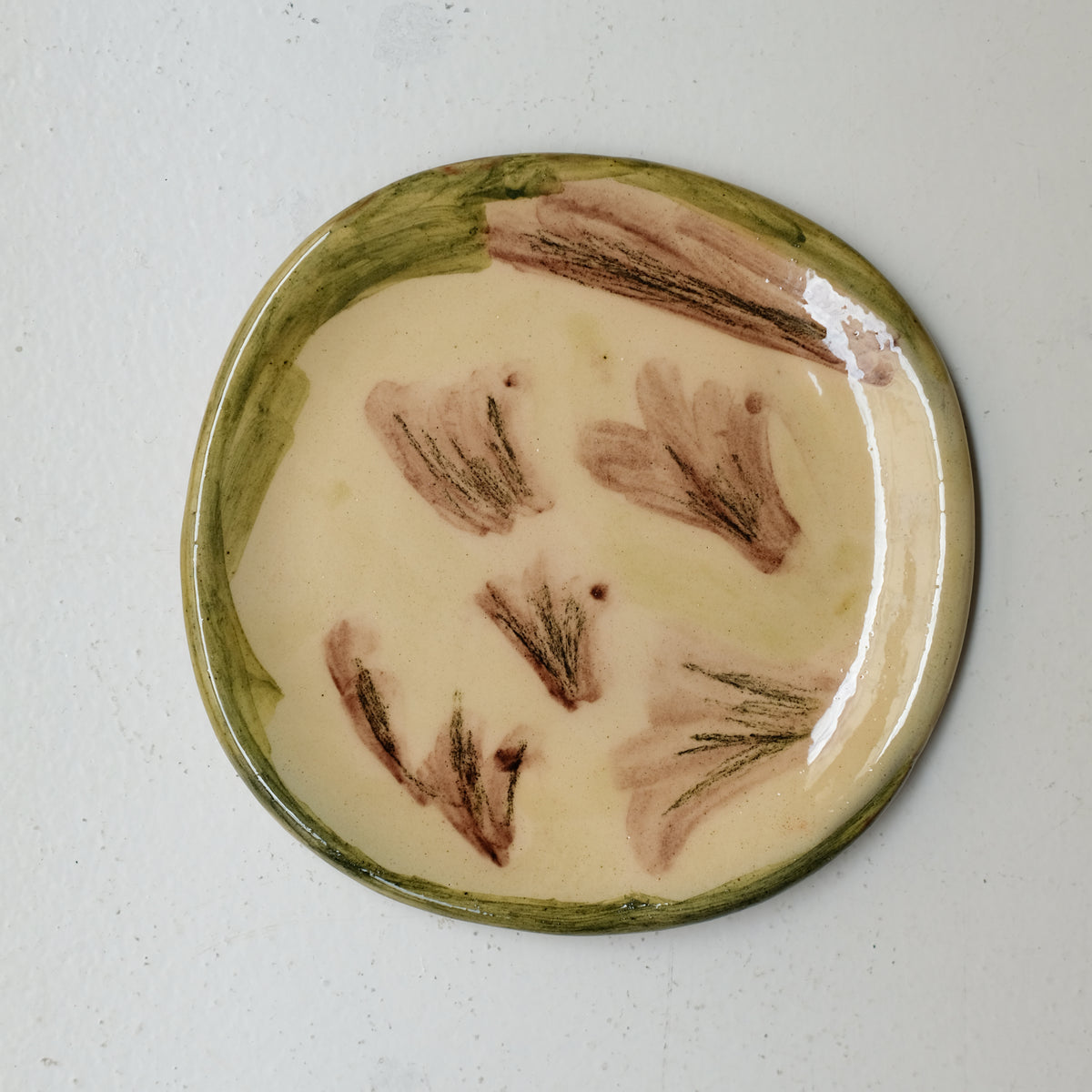 Assiette A26HB36 en faïence rouge D 19,5cm - Multicolore chez Brutal Ceramics