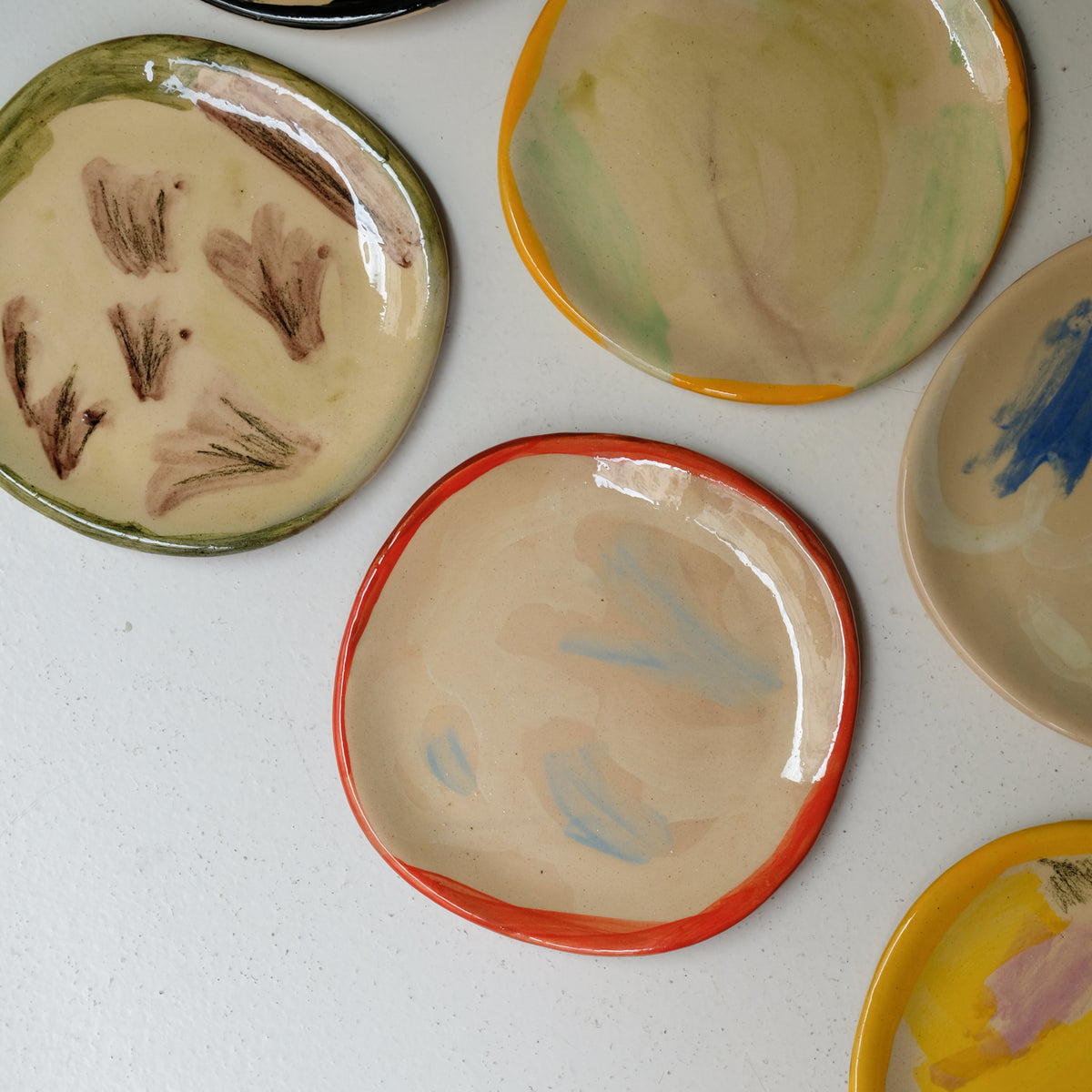 Assiette A26HB33 en faïence rouge D 19,5cm - Multicolore chez Brutal Ceramics