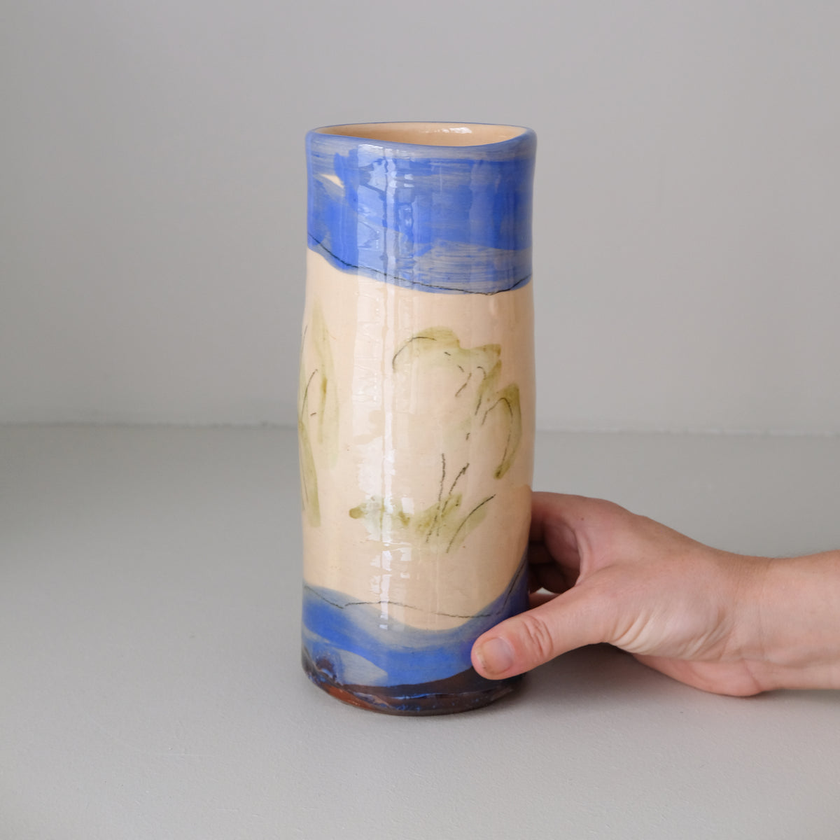 Vase A26HB01 en faïence rouge H 23cm d'Héloise Bariol chez Brutal Ceramics