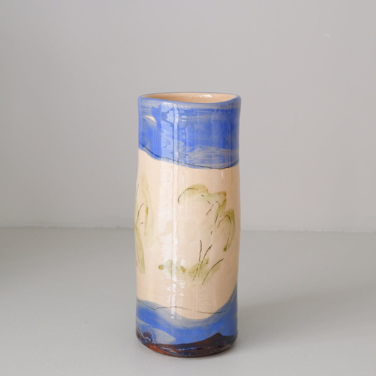 Vase A26HB01 en faïence rouge H 23cm d'Héloise Bariol chez Brutal Ceramics