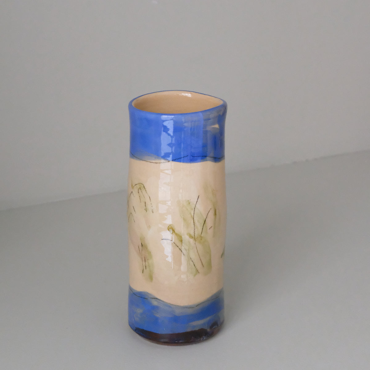 Vase A26HB01 en faïence rouge H 23cm d'Héloise Bariol chez Brutal Ceramics