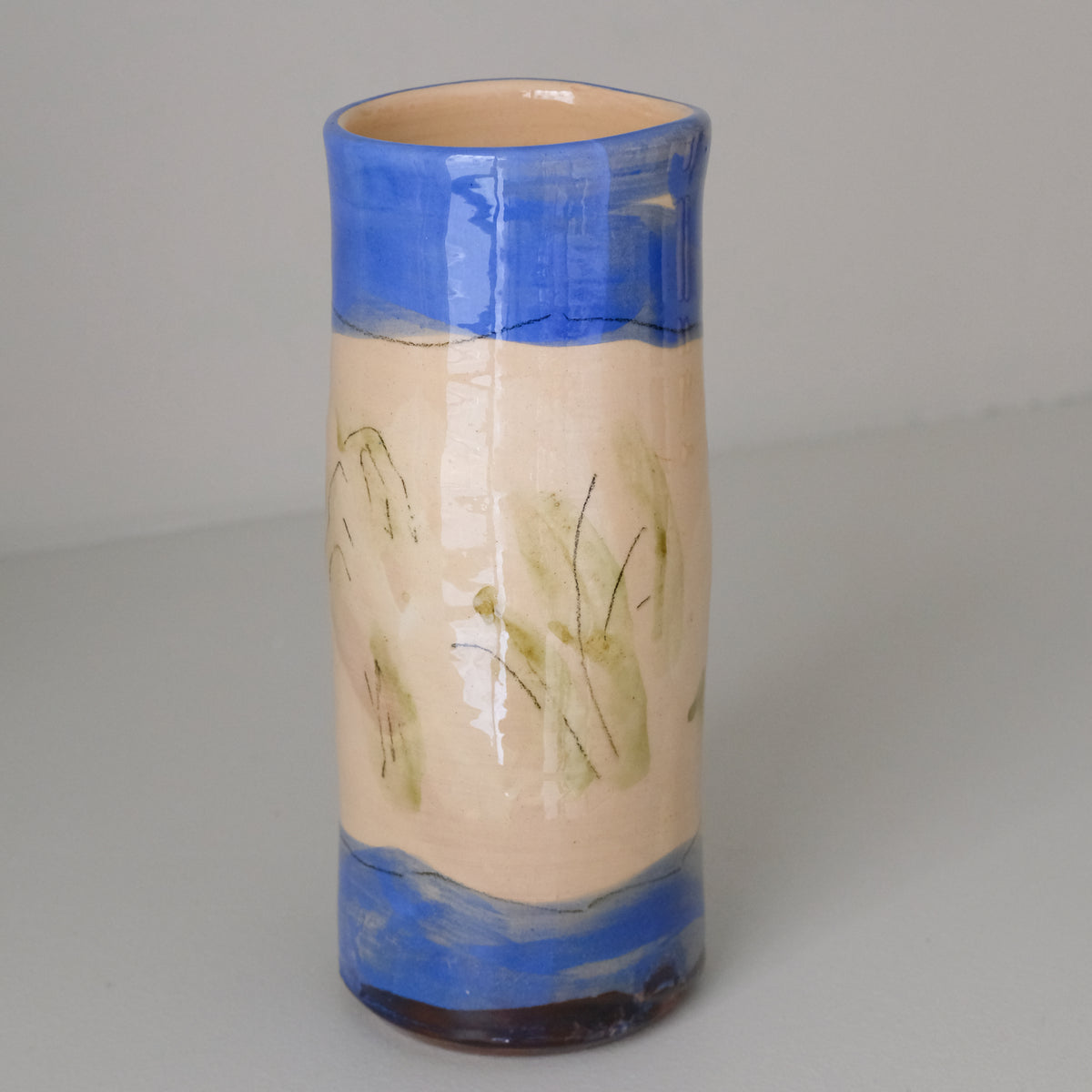 Vase A26HB01 en faïence rouge H 23cm d'Héloise Bariol chez Brutal Ceramics