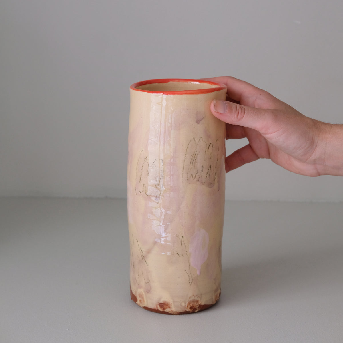 Vase A26HB02 en faïence rouge H 23cm d'Héloise Bariol chez Brutal Ceramics