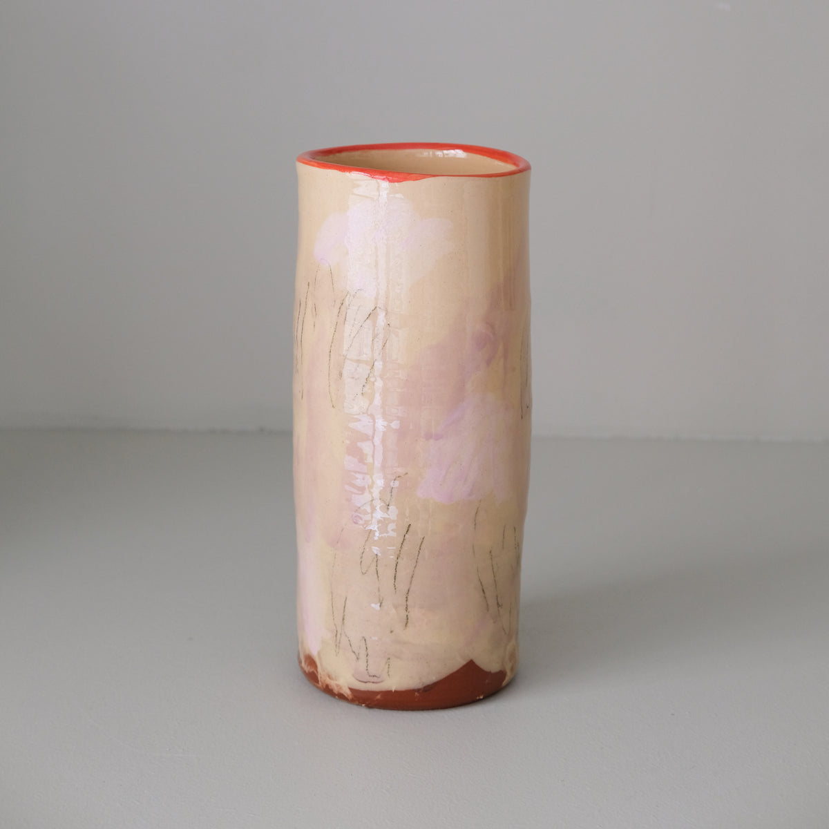 Vase A26HB02 en faïence rouge H 23cm d'Héloise Bariol chez Brutal Ceramics