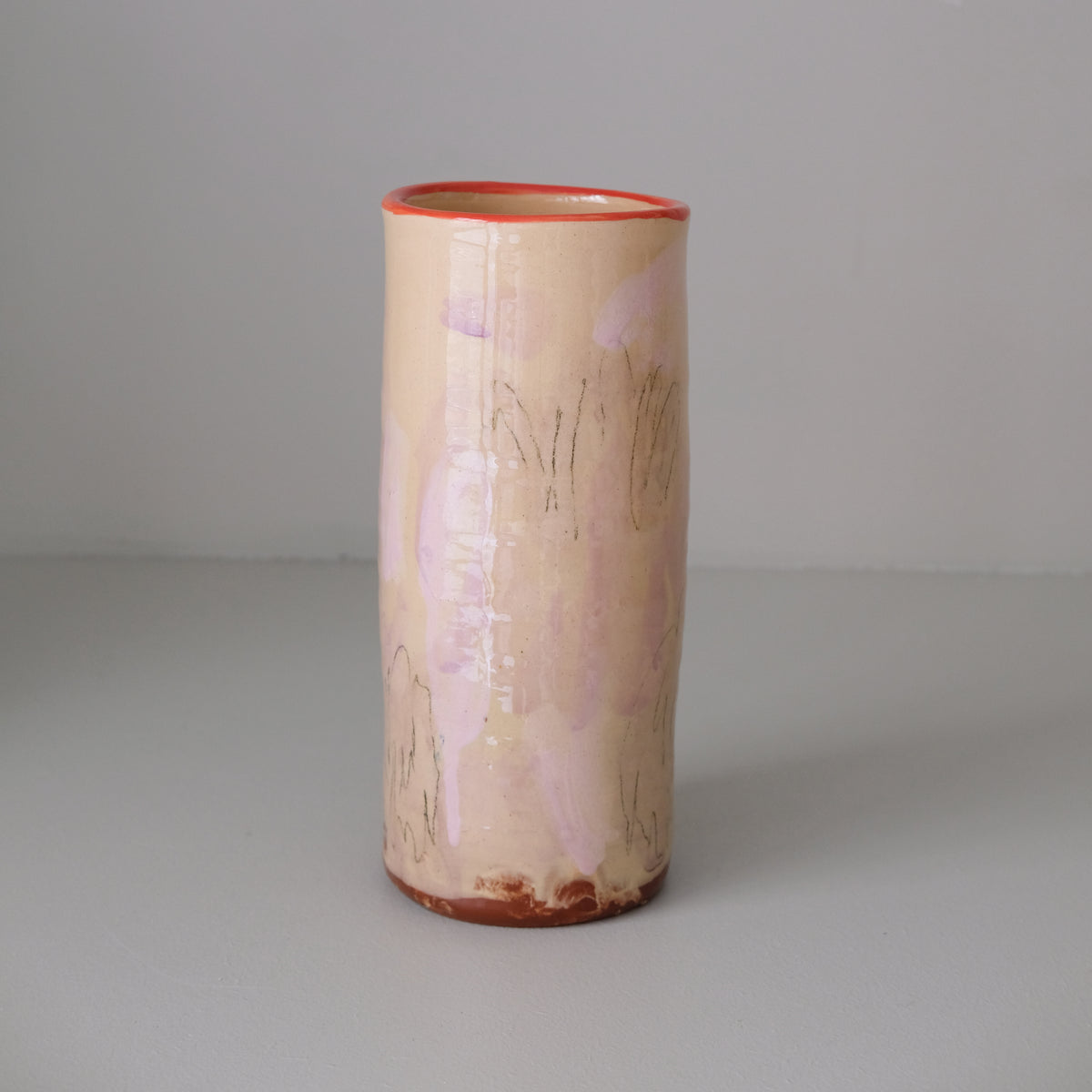 Vase A26HB02 en faïence rouge H 23cm d'Héloise Bariol chez Brutal Ceramics
