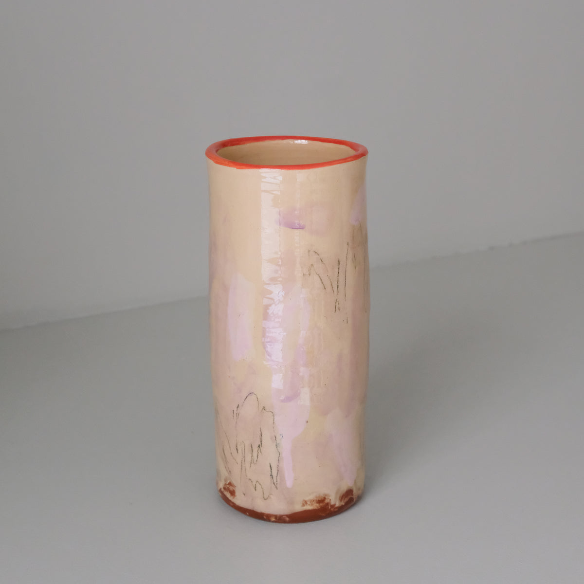 Vase A26HB02 en faïence rouge H 23cm d'Héloise Bariol chez Brutal Ceramics