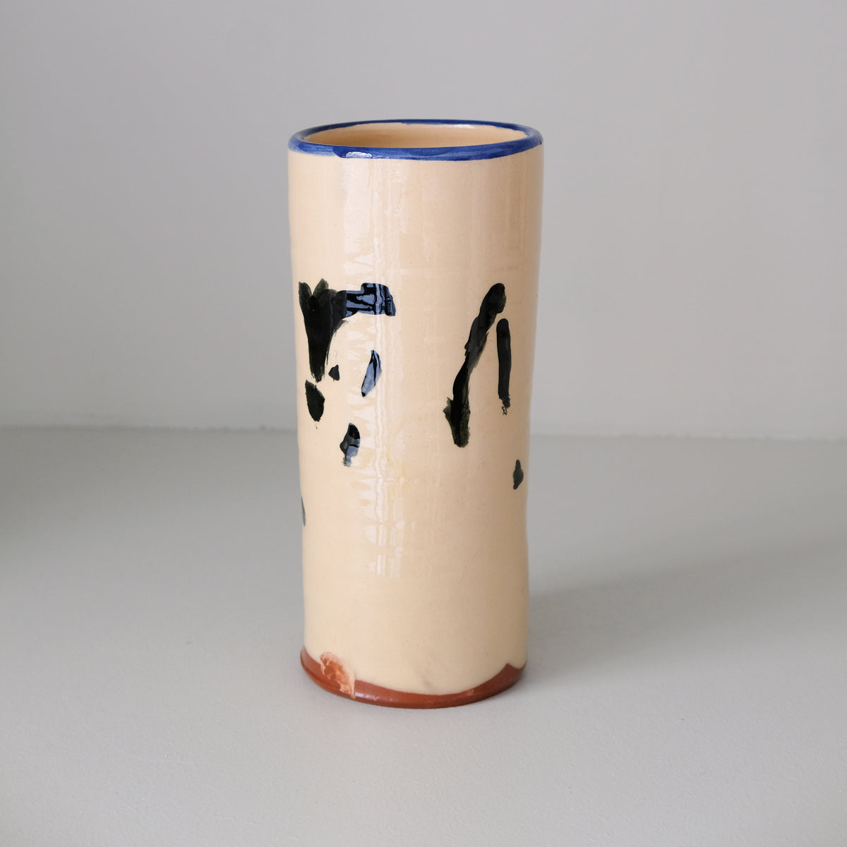 Vase A26HB03 en faïence rouge H 23cm d'Héloise Bariol chez Brutal Ceramics