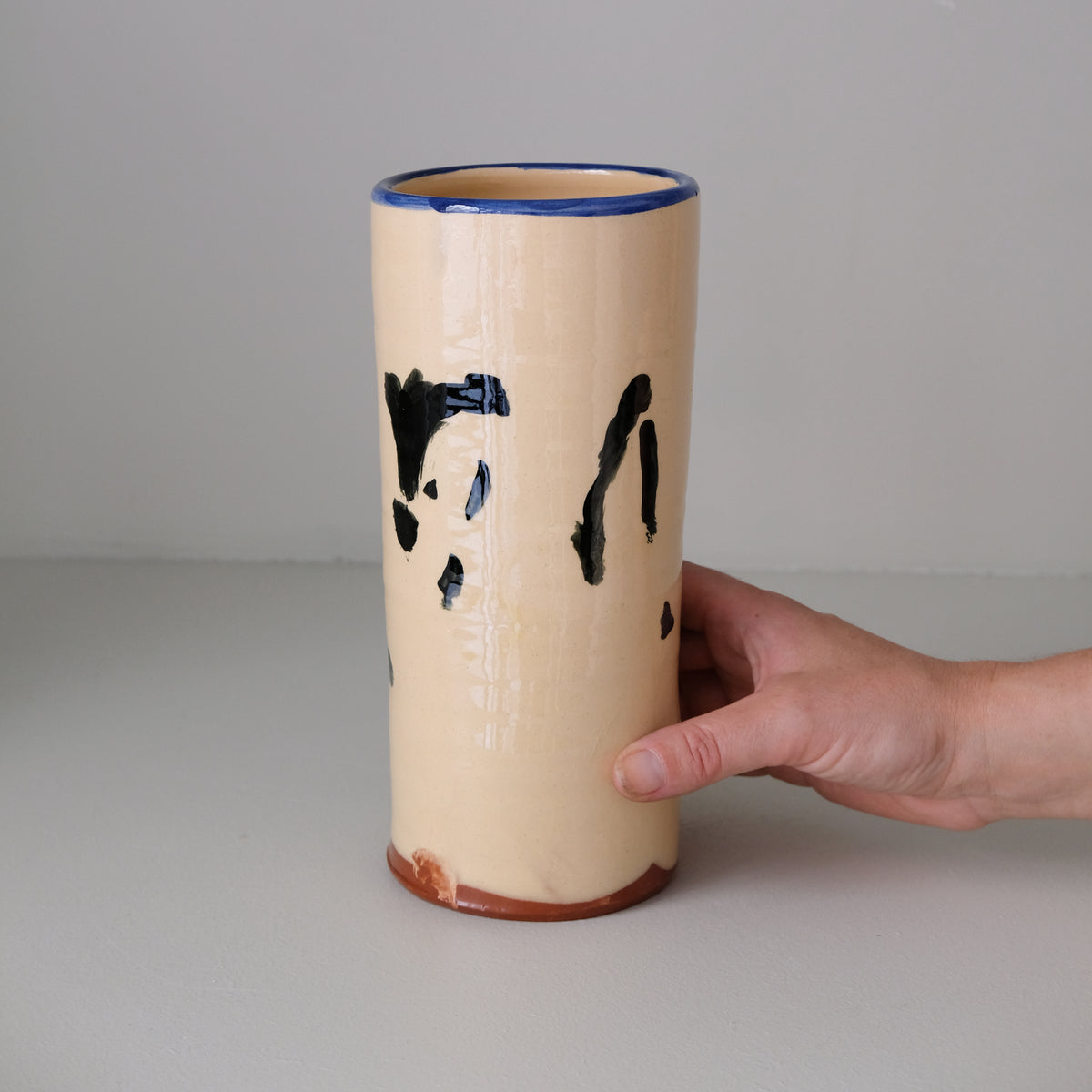 Vase A26HB03 en faïence rouge H 23cm d'Héloise Bariol chez Brutal Ceramics
