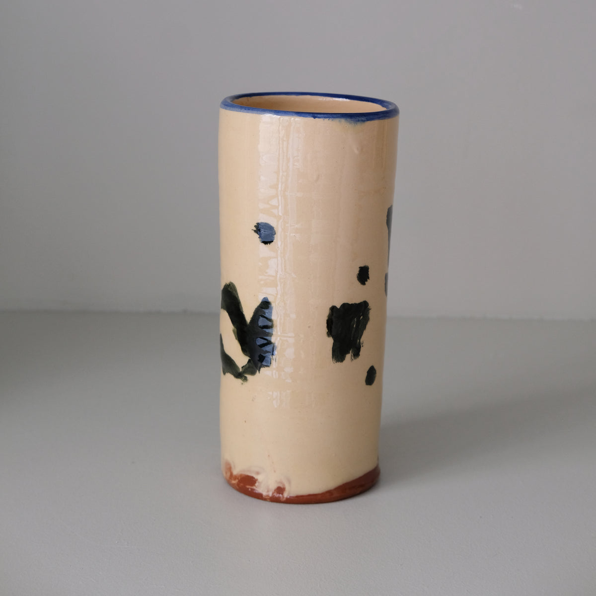Vase A26HB03 en faïence rouge H 23cm d'Héloise Bariol chez Brutal Ceramics