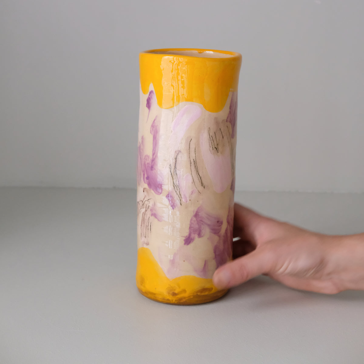 Vase A26HB04 en faïence rouge H 23cm d'Héloise Bariol chez Brutal Ceramics